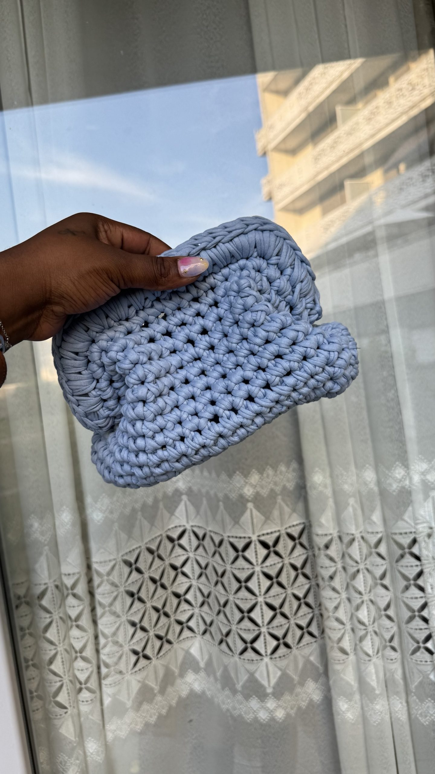 Kinè - Pochette médium Tricotée en fil recyclé - Ciel – Image 3
