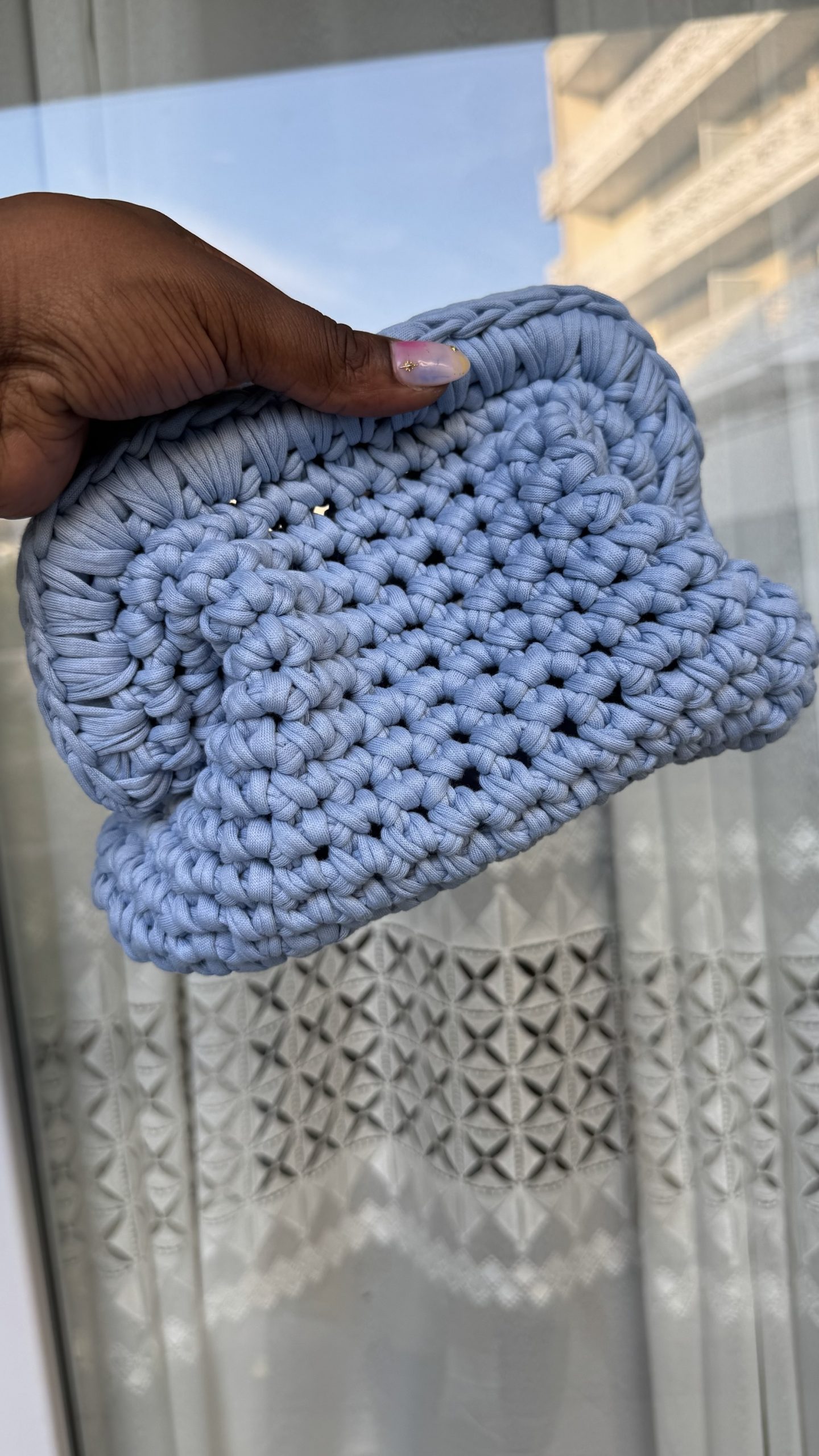 Kinè - Pochette médium Tricotée en fil recyclé - Ciel – Image 5