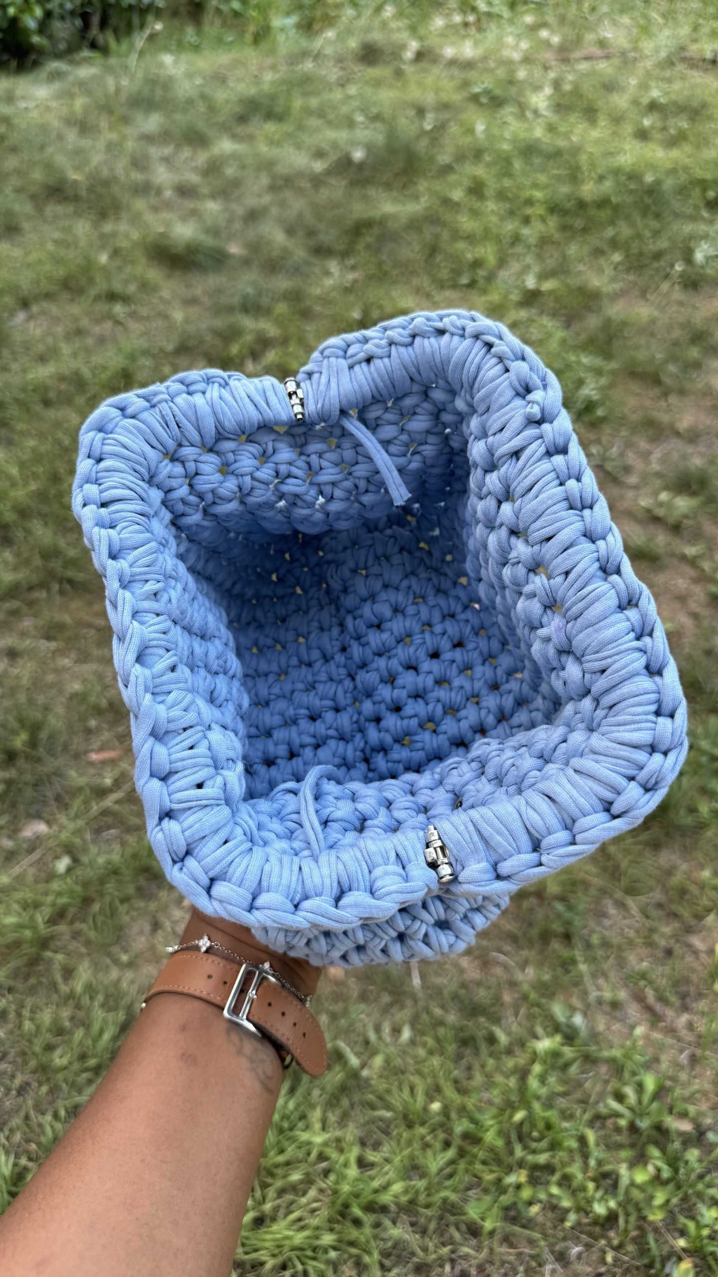 Kinè - Pochette médium Tricotée en fil recyclé - Ciel – Image 4